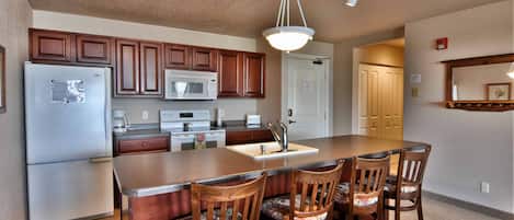Condo, Multiple Beds, Balcony, Golf View | Private kitchen