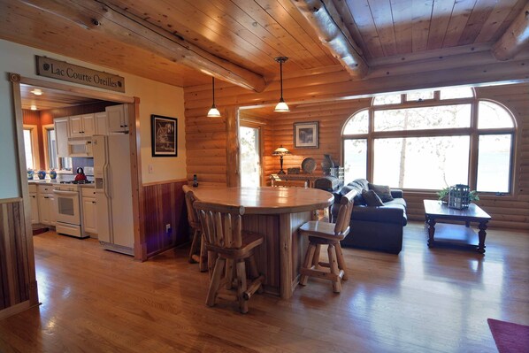 Room, Multiple Beds, Patio | Dining
