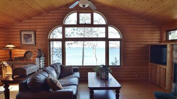 Room, Berbilang Katil, Patio | Ruang tamu | 32 inci televisyen dengan kabel, pendiangan