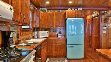 House, Multiple Beds, Jetted Tub | Private kitchen | Fridge, microwave, stovetop, dishwasher