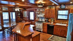 Maison, plusieurs lits, baignoire à jets | Cuisine privée | Cafetière/bouilloire, réfrigérateur, micro-ondes, plaque de cuisson