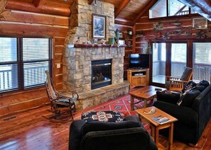TV, fireplace - GP Cabin 28 (Hayward)