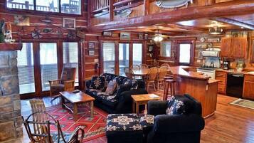 Rumah, Beberapa Tempat Tidur, jet tub | Ruang keluarga | TV dan perapian