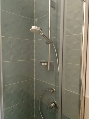 Dusche, Haartrockner, Toilettenpapier