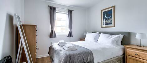 2 chambres, bureau, fer et planche à repasser, Internet gratuit