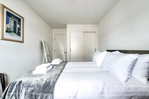 2 habitaciones, escritorio y tabla de planchar con plancha 