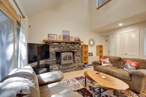TV, fireplace, books - Waitsfield Condo w/ Pool & On-Site Trail Access! (Waitsfield)