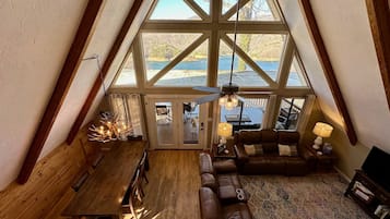 Smart TV, lareira, DVD player, livros