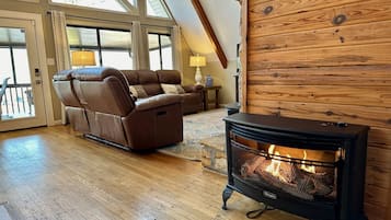 Smart TV, lareira, DVD player, livros