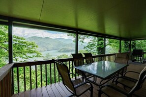Outdoor dining - Secluded Cabin Overlooking Fontana Lake & Smoky Mtns NP (Robbinsville)