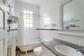 淋浴/盆浴组合、吹风机、毛巾、肥皂