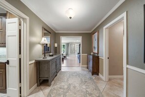 المنشأة من الداخل