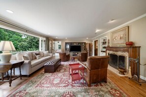 تلفزيون، ألعاب فيديو، كُتُب