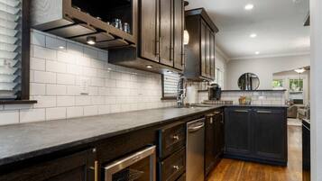 Lemari es, microwave, oven, dan kompor