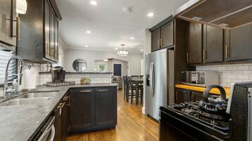 Lemari es, microwave, oven, dan kompor