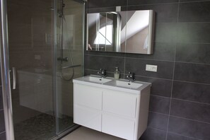 Bathtub, free toiletries, hair dryer, toilet paper