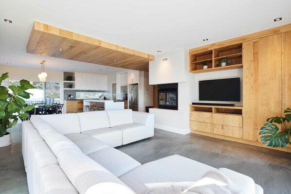 Smart TV y chimenea