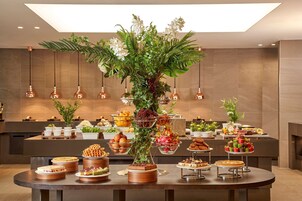 Breakfast, lunch, dinner served; local and international cuisine 
