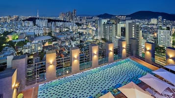 Piscine extérieure, chaises longues, maîtres-nageurs sur place
