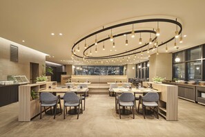 供应早餐、午餐和晚餐，本地与国际菜