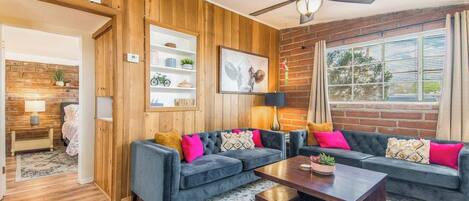 Una televisión, una oficina