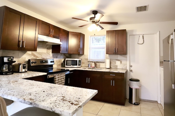 KĂŒhlschrank, Mikrowelle, Ofen, Herdplatte