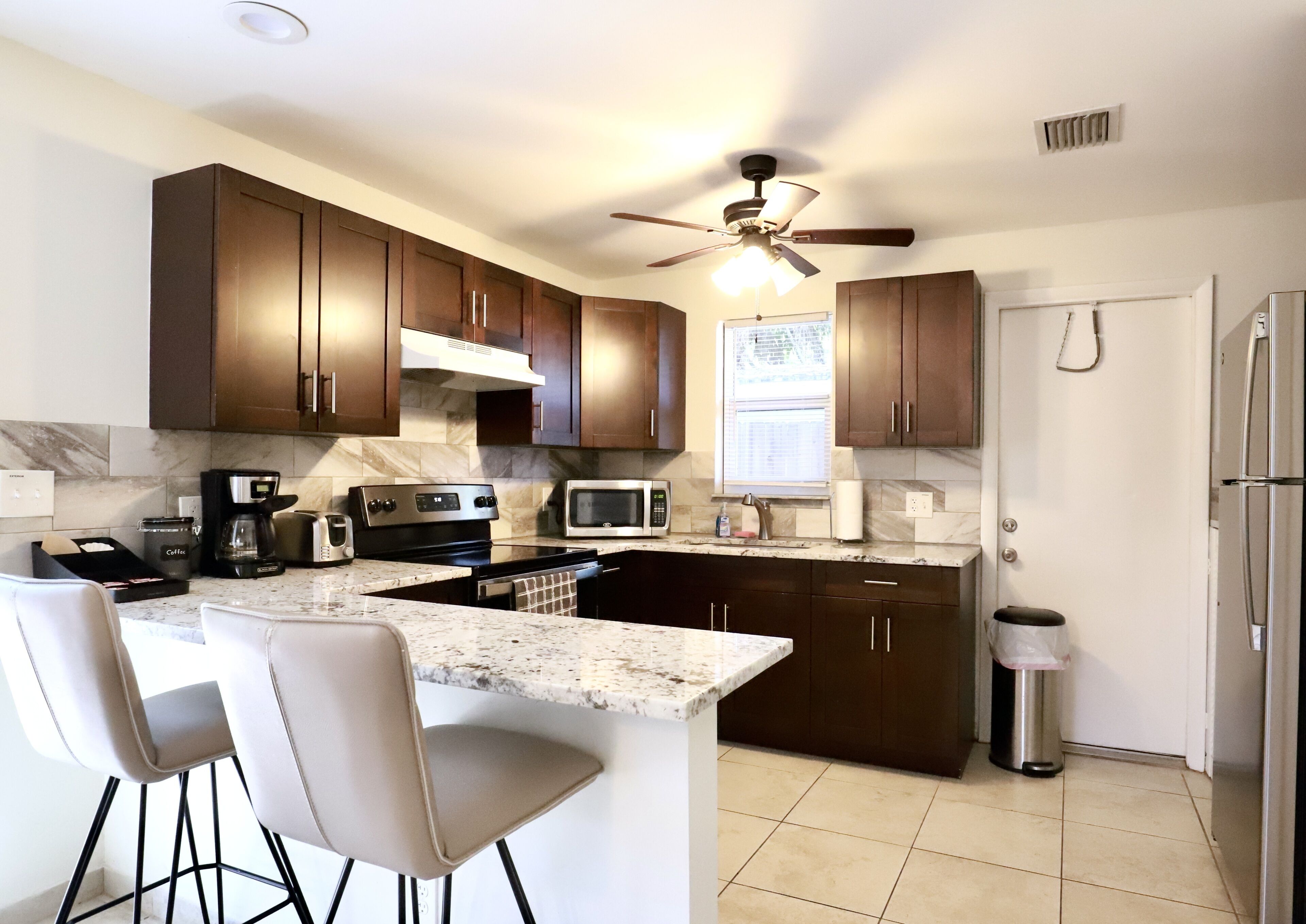 冰箱、微波炉、烤箱、炉灶