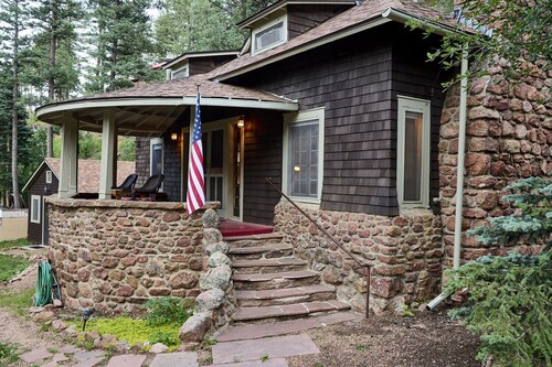 Charming, historic, Creekside Cabin nestled at the base of Pikes Peak in Cascade
