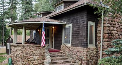 Charming, historic, Creekside Cabin nestled at the base of Pikes Peak in Cascade