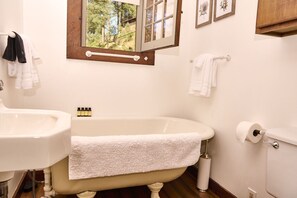 Bathtub, hair dryer, bathrobes, slippers - Charming, historic, Creekside Cabin nestled at the base of Pikes Peak in Cascade (Cascade,)