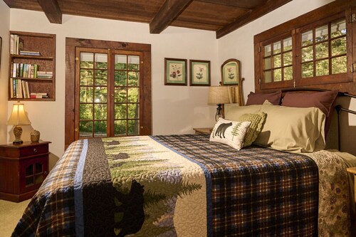 Charming, historic, Creekside Cabin nestled at the base of Pikes Peak in Cascade