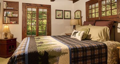 Charming, historic, Creekside Cabin nestled at the base of Pikes Peak in Cascade