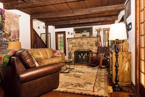 智能电视、壁炉、书、立体声音响