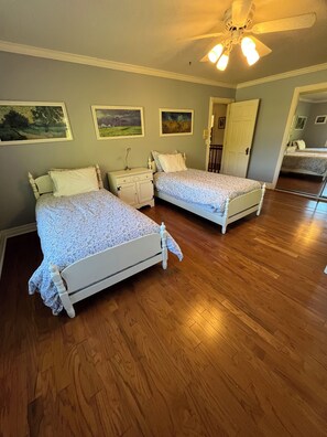 5 bedrooms, desk, iron/ironing board, free WiFi