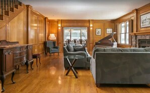 Flachbildfernseher, Kamin, DVD-Player, Bücher