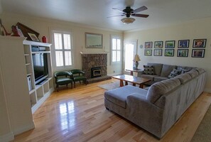 Flachbildfernseher, Kamin, DVD-Player, Bücher