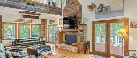 TV, fireplace
