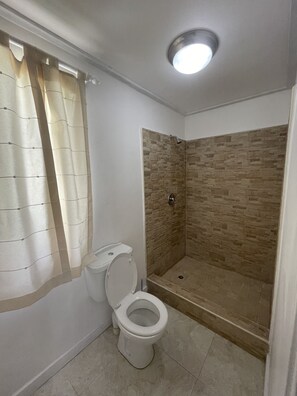 Shower, towels - Quaint 1 bedroom apartment close to Mullins Beach (Mullins)