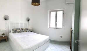 5 habitaciones, tabla de planchar con plancha y cuna de viaje 