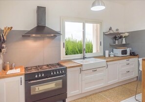 Frigorifero, microonde, forno, piano cottura