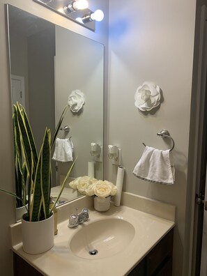 Bathroom - Beautiful 5 Bedroom house near  Downtown Atlanta (Atlanta)