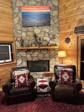 Interior - Spectacular Mtn Views-Artfully Decorated. Inviting, Warm & Rustic. (Purlear)