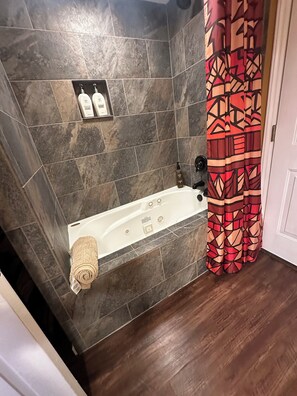 Combined shower/tub, jetted tub, hair dryer, towels
