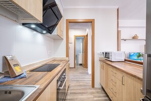 Een koelkast, een microgolfoven, een oven, een kookplaat