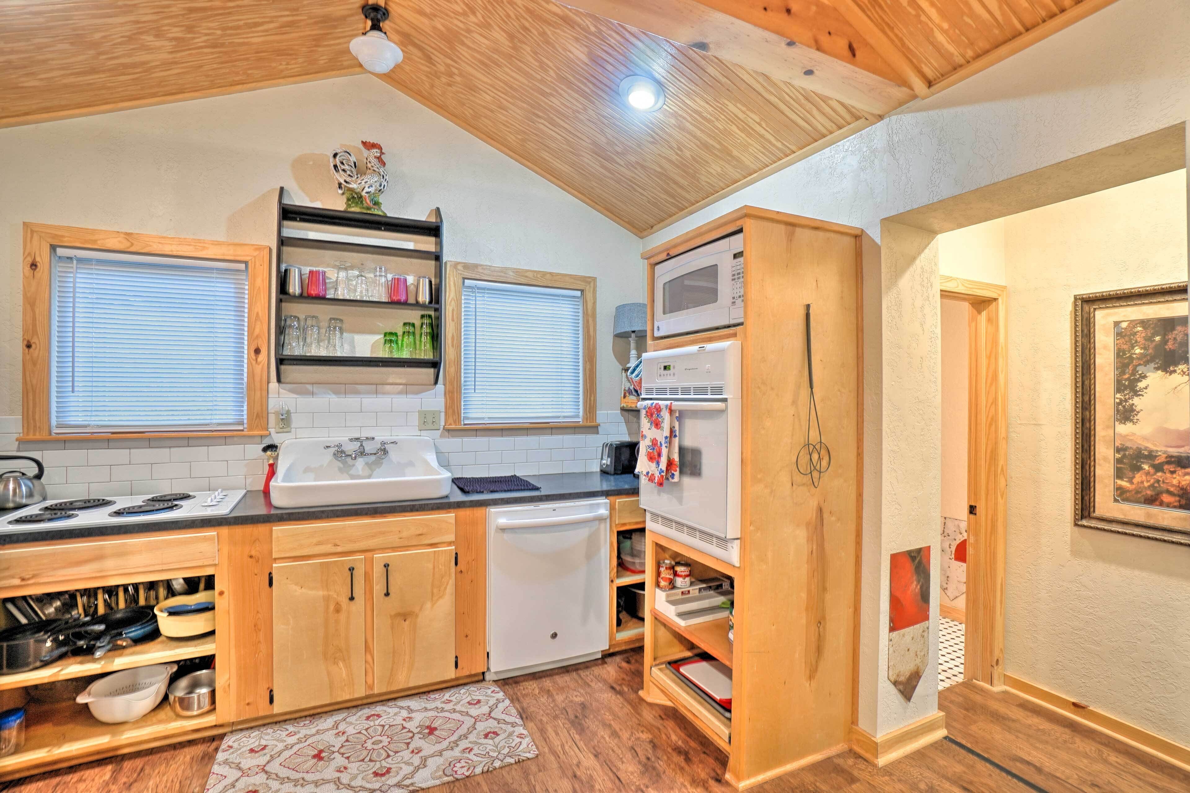 Fridge, microwave, stovetop, dishwasher