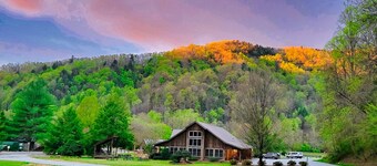 Log Cabin, Great views, Hot Tub, Large Deck, Privacy, Horse and Pet-Friendly