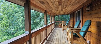 Log Cabin, Great views, Hot Tub, Large Deck, Privacy, Horse and Pet-Friendly