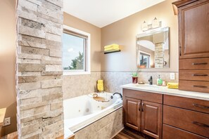 Duschwanne, Whirlpool, umweltfreundliche Kosmetikartikel, Haartrockner