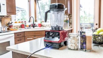 Cafetière/bouilloire, réfrigérateur, micro-ondes, four