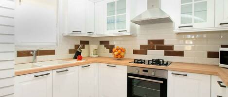 Kühlschrank, Mikrowelle, Ofen, Herdplatte